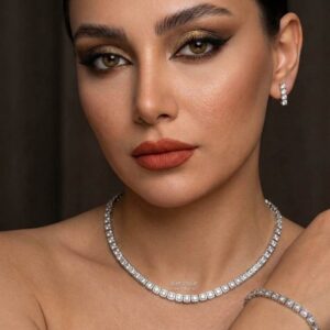 سرویس جواهر لوکس شامل گردنبند، گوشواره و دستبند با سنگ زمرد سبز و الماس سفید مناسب مجالس و عروس از جواهری دایموند تجریش