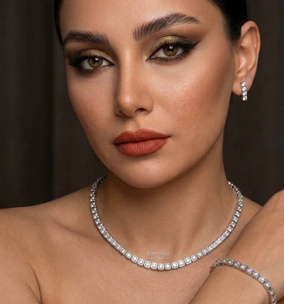 سرویس جواهر لوکس شامل گردنبند، گوشواره و دستبند با سنگ زمرد سبز و الماس سفید مناسب مجالس و عروس از جواهری دایموند تجریش
