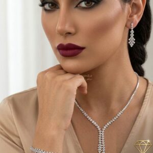 سرویس جواهر برلیان زنانه شامل گردنبند آویزدار، گوشواره و دستبند لوکس با طراحی ظریف در جواهری دایموند تجریش