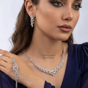 سرویس جواهر زنانه لوکس شامل گردنبند گوشواره و دستبند برلیان با طراحی اشکی و مجلسی