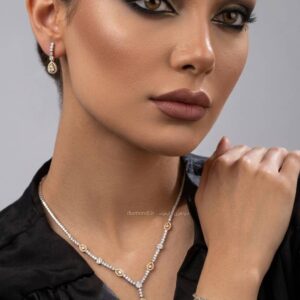 سرویس طلا و جواهر زنانه طرح اشک شامل گردنبند آویزدار، گوشواره و دستبند نگین‌دار