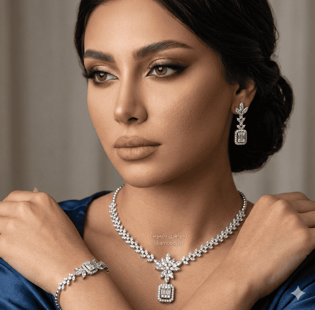 سرویس جواهر الماس زنانه لوکس شامل گردنبند الماس، گوشواره الماس و دستبند الماس با طراحی خاص و درخشش بالا از جواهری دایموند تهران