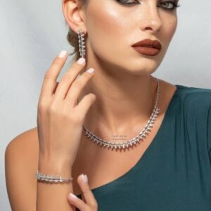 سرویس جواهر الماس لوکس شامل گردنبند الماس ظریف به همراه گوشواره و دستبند برلیان سفید مناسب مجالس و استایل مجلسی