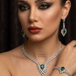 سرویس جواهر لوکس شامل گردنبند، گوشواره و دستبند الماس با نگین زمرد سبز اشکی – جواهری دایموند تهران