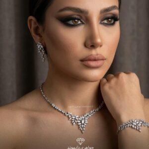 سرویس جواهر الماس زنانه شامل گردنبند الماس، گوشواره و دستبند لوکس با طراحی ظریف مناسب مراسم و عروس از جواهری دایموند تهران تجریش
