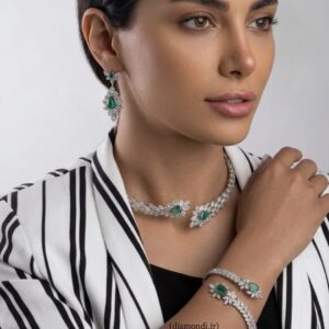 سرویس جواهر لوکس شامل گردنبند، گوشواره و دستبند با سنگ زمرد سبز و الماس سفید مناسب مجالس و عروس از جواهری دایموند تجریش