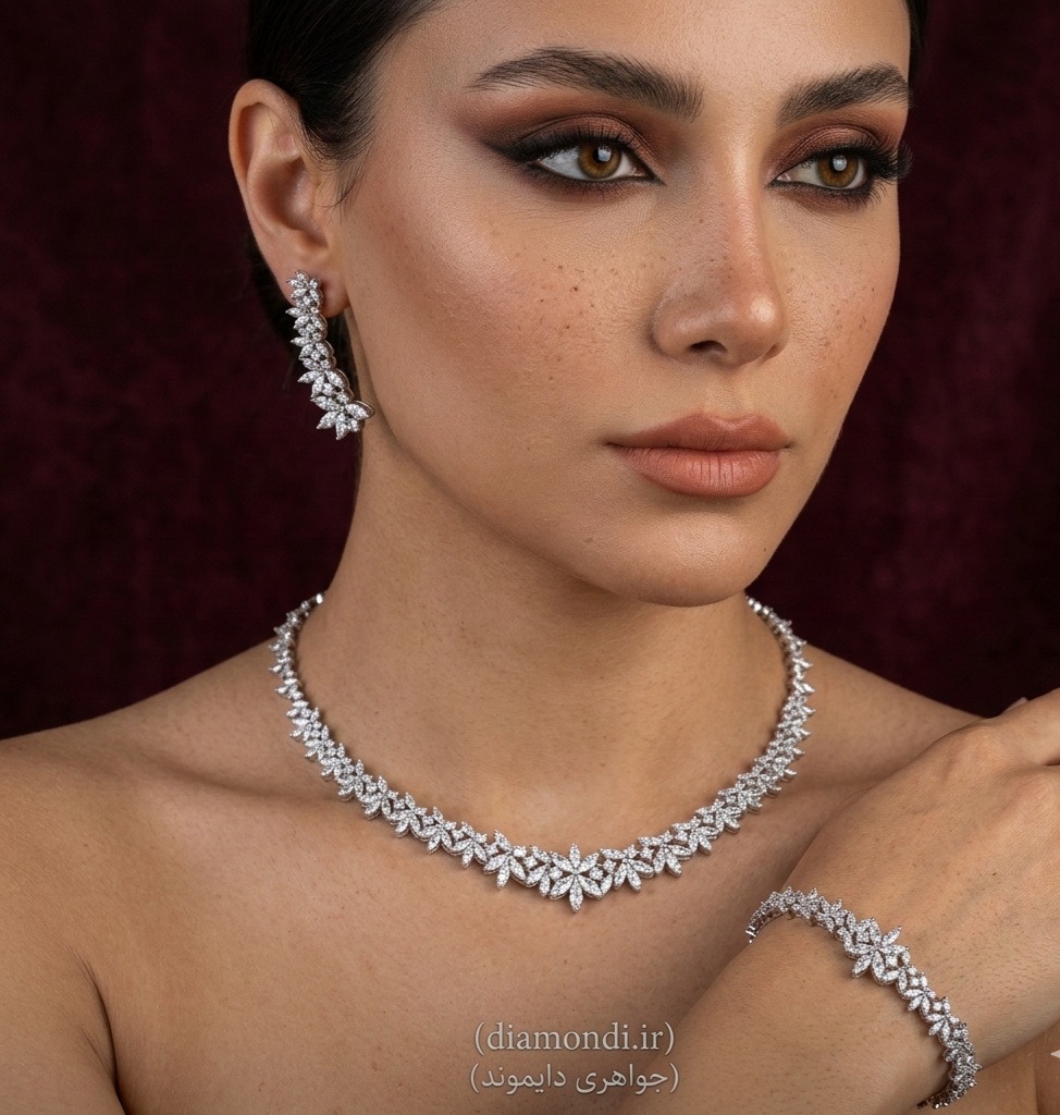 سرویس جواهر الماس طرح گل شامل گردنبند، گوشواره و دستبند الماس سفید لوکس مناسب مراسم و عروس