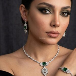 سرویس جواهر لوکس زنانه شامل گردنبند، گوشواره و دستبند با سنگ زمرد سبز و الماس بر روی طلای سفید
