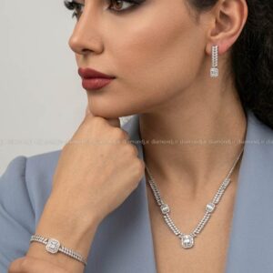 سرویس جواهر الماس زنانه لوکس شامل گردنبند الماس، گوشواره آویز الماس و دستبند الماس سفید با طراحی ظریف مناسب مجالس و هدیه خاص