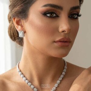 سرویس جواهر الماس لوکس زنانه با گردنبند آویز الماس، دستبند و گوشواره با طراحی کلاسیک و نگین‌های درخشان