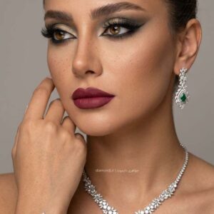 سرویس جواهر زنانه شامل گردنبند، دستبند و گوشواره با سنگ زمرد سبز و الماس برلیان در طراحی لوکس