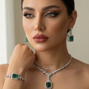 سرویس جواهر زمرد زنانه شامل گردنبند، گوشواره و دستبند با سنگ زمرد سبز و الماس ساخته شده در جواهری دایموند تهران تجریش