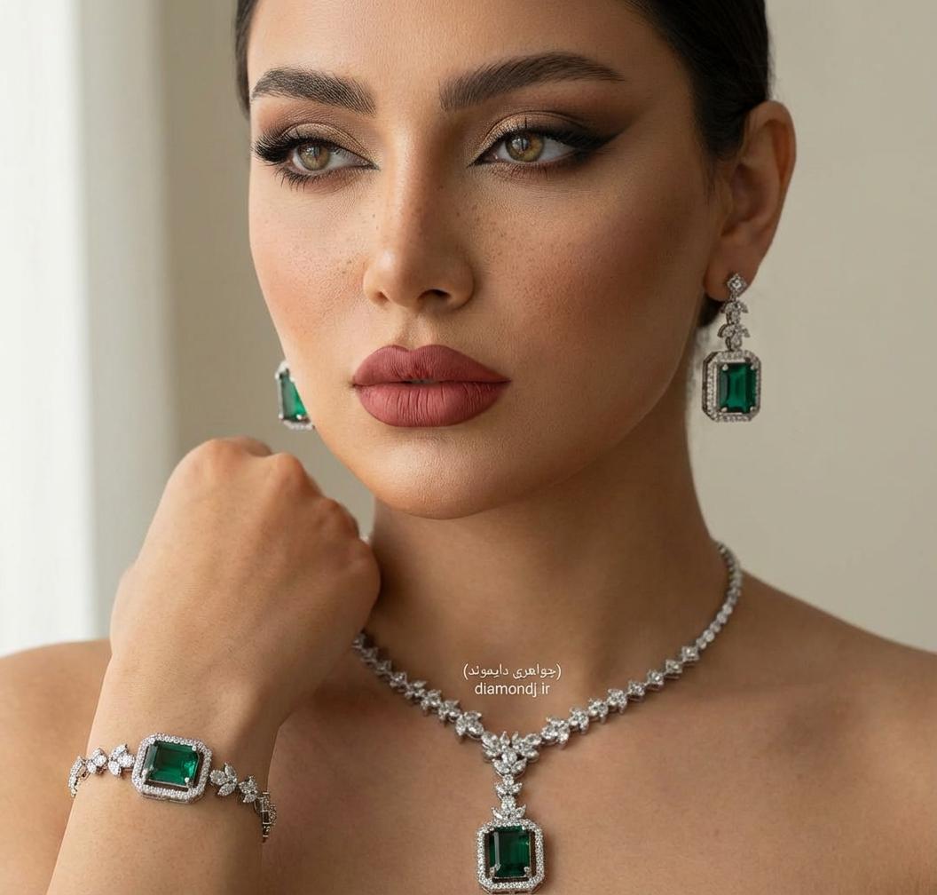 سرویس جواهر زمرد زنانه شامل گردنبند، گوشواره و دستبند با سنگ زمرد سبز و الماس ساخته شده در جواهری دایموند تهران تجریش
